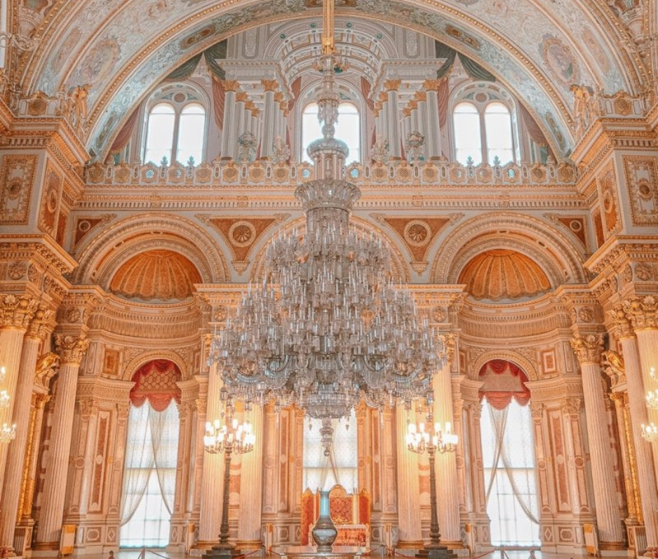 Baccarat Kristalinin İhtişam Yolculuğu: Saraylardan Modern Yaşam Alanlarına